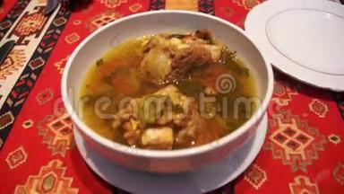 餐厅里的羊肉汤。 Piti汤，阿塞拜疆民族菜